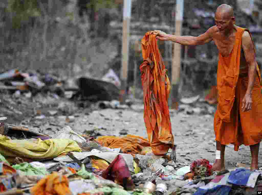 A Buddhist monk recovers a robe from debris after flood waters receded in Ayutthaya, November 9, 2011. (Reuters)