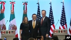 El secretario de Economía de México, Ildefonso Guajardo (centro), la canciller canadiense Chrystia Freeland y el representante comercial de EE.UU.m Rober Lighthizer (der.) posan para la prensa durante la séptima ronda de conversaciones para la renegociación del Tratado de Libre Comercio de América del Norte. Ciudad de México, 5 de marzo de 2018.