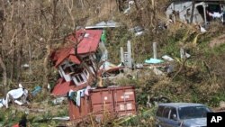 Puing-puing rumah berserakan setelah Badai Maria melanda di Roseau, ibu kota Pulau Dominica, 23 September 2017.