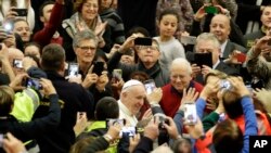 Paus Fransiskus tiba di Aula Paul VI di Vatikan untuk bertemu dengan anggota Perlindungan Sipil Italia, Sabtu, 22 Desember 2018.
