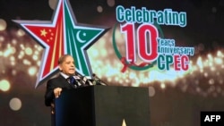 巴基斯坦总理谢赫巴兹·谢里夫在伊斯兰堡庆祝中巴经济走廊成立10周年的仪式上发表讲话。 （巴基斯坦新闻信息部2023年7月31日拍摄/法新社转发） 