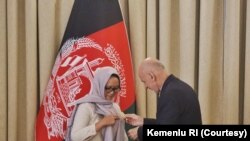  Presiden Afghanistan Ashraf Ghani menganugerahkan Bintang Kehormatan “Malalai” kepada Menteri Luar Negeri Indonesia Retno Marsudi atas kerja keras memajukan hubungan bilateral kedua negara, 1 Maret 2020.