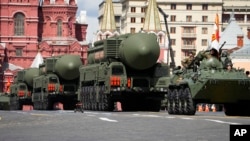 Российские баллистические ракеты РС-24 «Ярс» во время военного парада в Москве, Россия, 9 мая 2022 года,