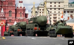 Rudal balistik RS-24 Yars Rusia meluncur saat parade militer Hari Kemenangan di Moskow, Rusia, Senin, 9 Mei 2022. (Foto: AP)