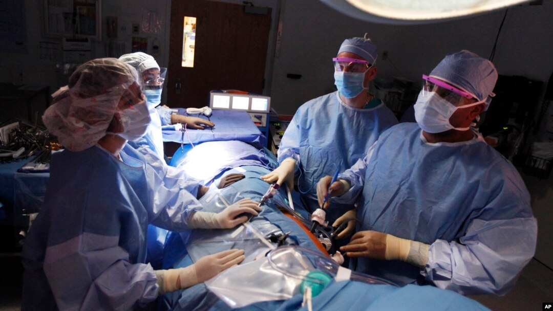 Dokter bedah melakukan transplantasi ginjal di rumah sakit Georgetown University di Washington.