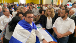 Gioconda Belli aparece en la fotografía haciendo guardia de honor durante el funeral del poeta Ernesto Cardenal. [Foto: Houston Castillo Vado]