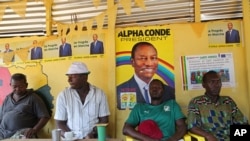 Photo d’archives : des affiches montrant le président réélu de la Guinée, Alpha Condé, placardées dans un restaurant de Conakry - 17 octobre 2015.