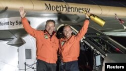 Los pilotos suizos Bertrand Piccard (derecha) y Andre Boschberg, llegaron a Tulsa, Oklahoma, el jueves, 12 de mayo de 2016, en la última etapa de su vuelo alrededor del mundo.
