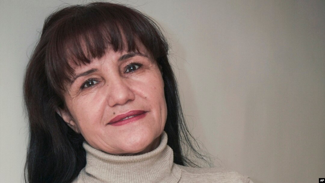 Taniqli fotograf, rejissyor Umida Ahmedova va yana bir necha kishi 27-yanvar kuni Ukraina elchixonasi yonida yig’ilgan edi.