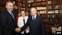 Erdogan, vizitë historike në Greqi, palët diskutojnë për shkurtime ushtarake