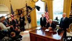 El Presidente Donald Trump, acompañado por el Secretario de Salud y Servicios Humanos, Tom Price, y el Vicepresidente Mike Pence, se reúnen con los miembros de los medios de comunicación en relación con el proyecto de ley de reforma sanitaria del viernes 24 de marzo de 2017 en la Oficina Oval de la Casa Blanca en Washington. 