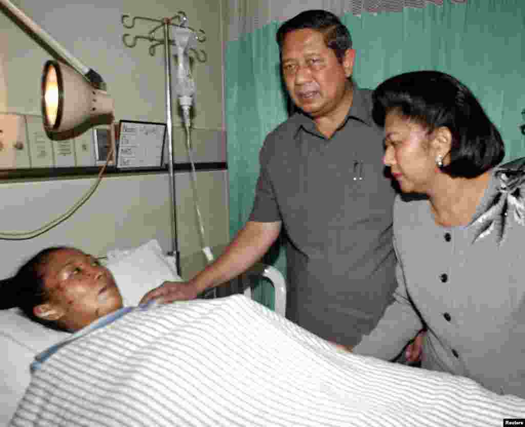 Ibu Ani Yudhoyono mendampingi Presiden Susilo Bambang Yudhoyono (kiri) mendampingi Presiden Susilo Bambang Yudhoyono menjenguk korban bom bali di Bali, 2 Oktober 2005. (Foto: Sigit Pamungkas/Reuters)