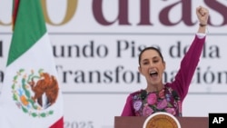 La presidenta Claudia Sheinbaum hace un gesto a la multitud durante un evento para conmemorar sus primeros 100 días en el cargo en el Zócalo, la plaza principal de la Ciudad de México, el domingo 12 de enero de 2025.