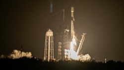 Roket SpaceX Falcon 9 diluncurkan dari Kennedy Space Center, Florida, pada 15 Januari 2025, membawa pendarat bulan Blue Ghost milik Firefly Aerospace dan pendarat Resilience milik ispace Jepang. (Foto: Steve Nesius/Reuters)