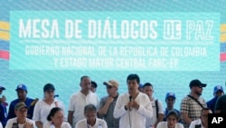 El Alto Comisionado de Colombia para la Paz, Iván Danilo Rueda, en el centro, habla durante las conversaciones con miembros del Estado Mayor Central (EMC) durante las conversaciones de paz en Tibú, Colombia, el 8 de octubre de 2023. 