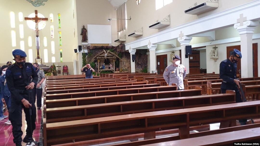 Polisi memeriksa ruangan yang akan digunakan untuk ibadah Natal di Gereja Santo Petrus Solo, Rabu, 23 Desember 2020. (Foto: Yudha Satriawan/VOA)