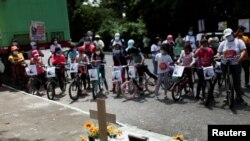 Un grupo de personas rinden trubuto a la exfiscal Luz María López Morales, asesinada en la Ciudad de Guatemala el 3 de octubre de 2021.