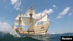Kapal Mayflower II yang baru direnovasi kembali ke pelabuhan asal di Plymouth, Massachusetts, 10 Agustus 2020. Kapal tersebut adalah replika kapal yang berlayar dari Inggris pada 1620. 