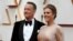Tom Hanks dan istrinya Rita Wilson (kanan) di acara Oscar ke-92 di Dolby Theatre, Hollywood, California, 9 Februari 2020. (Foto: AF)