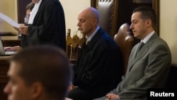 Cựu quản gia của Ðức giáo hoàng, ông Paolo Gabriele (phải) ra tòa tại Vatican ngày 29/9/2012