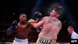 Anthony Joshua, à gauche, face à Andy Ruiz, lors d'un combat, à New York, USA, le 1er juin 2019.