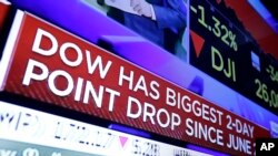 Una pantalla en la Bolsa de Valores de Nueva York muestra un titular sobre la noticia del día, la peor caída del mercado desde agosto, que ha revertido algunas de las grandes ganancias alcanzadas desde el comienzo del año. Enero 30 de 2018.