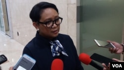 Menteri Luar Negeri Indonesia Retno Marsudi berbicara kepada media di Jakarta. (VOA/Fathiyah)