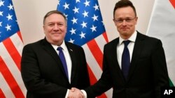 마이크 폼페오 미국 국무장관과 페테르 시야르토 헝가리 외무장관.