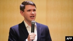 Кандидат до Сенату від Демокатичної партії Джеймс Таларіко виступає перед виборцями 21 жовтня 2026 року. Фото: Cécile Clocheret / AFP