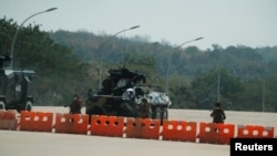 Sejumlah tentara bersiaga di pos pemeriksaan militer Myanmar menuju ke kompleks Kongres di Naypyitaw, Myanman, Senin, 1 Februari 2021. (Foto: Reuters)