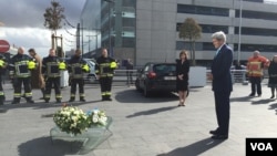 Le Secrétaire d'Etat américain John Kerry dépose une couronne de fleurs à l'aéroport de Bruxelles en mémoire des victimes des attaques terroristes du 25 mars 2016. (C. Saine / VOA)