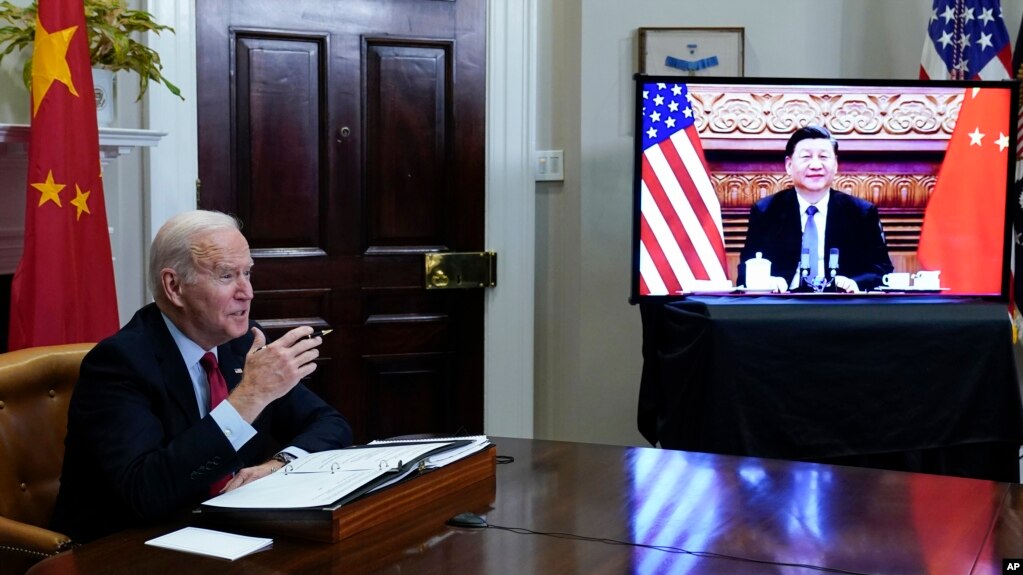 资料照：美国总统拜登在白宫与中国领导人习近平举行视频会谈。（2021年11月15日）(photo:VOA)