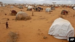 Un enfant court dans le camps de réfugiés de Dadaab le 4 août 2001.