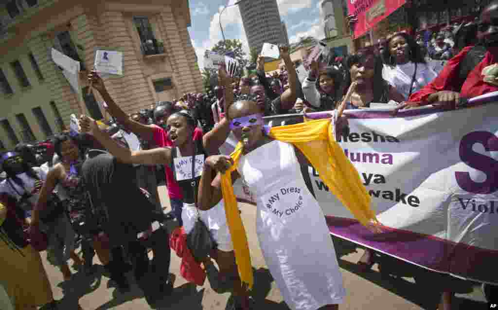 Des kenyanes protestent pour le droit de porter des vêtements selon leur choix, lors d&#39;une manifestation dans le centre de Nairobi, au Kenya lundi 17 novembre 2014. Un récent incident au cours duquel une foule d&#39;hommes a entouré une femme et déchiré les vêtements de cette dernière, la laissant nue sur la rue en face d&#39;un arrêt de sous prétexte qu&#39;elle était mal habillée, est une de ces nombreuses vidéos qui ont circulé en ligne ces derniers jours causant une vague de colère qui a incité environ 1000 manifestants, dont un certain nombre d&#39;hommes appuyant la cause des femmes, à marcher lundi dans les rues de Nairobi. (AP Photo / Ben Curtis)