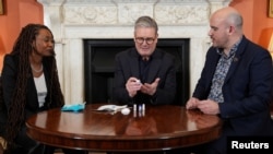 Perdana Menteri Inggris Keir Starmer (tengah) menjalani tes HIV didampingi oleh perwakilan dari lembaga amal HIV Terrence Higgin Trust di 10 Downing Street, London, pada 7 Februari 2025. (Foto: Lucy North/Pool via Reuters)