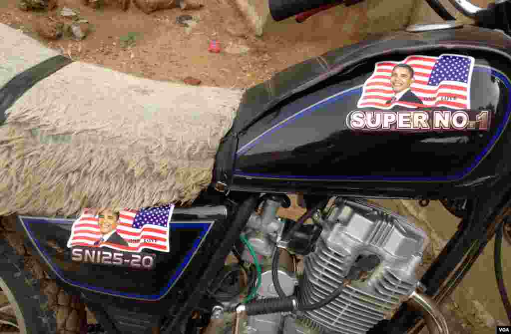 Obama stickers on motorcycles in Gao. (Idriss Fall/VOA)