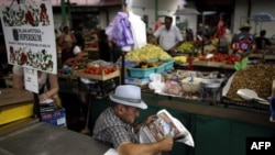 Prodavac na pijaci čita novine dok čeka kupca. Za nekoliko dana počinju razgovori srpske vlade i predstavnika MMF-a o eventualnoj obnovi sedmog, poslednjeg kreditnog stend baj aranžmana