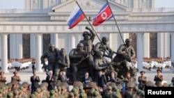 2026년 4월 26일 북한 평양에서 열린 전승기념관 개관식에서 김정은 북한국무위원장이 발언하는 가운데 안드레이 벨로우소프 러시아 국방장관과 비야체슬라프 볼로딘 러시아 하원의장 등이 박수치고 있다. (자료사진)
