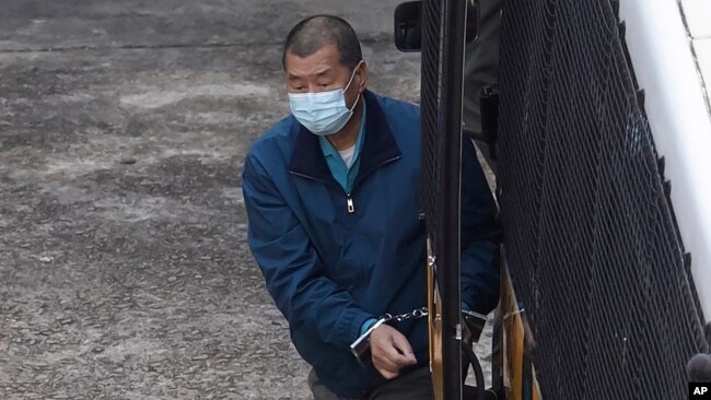 香港民主人士黎智英被移送至九龙半岛的荔枝角收押所。(2020年12月3日)