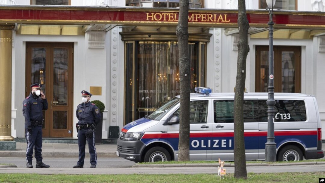 Policajci ispred hotela u Beču u kojem je odsela iranska delegacija, (Foto: AP/Florian Schroetter)