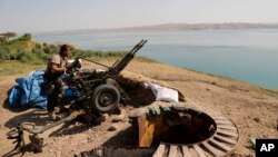 Un combatiente kurdo protege la represa Mosul, la más importante de Irak.