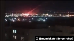 تصویر گرفته شده از ویدیوی منتسب به آتش‌سوزی پس از حمله در پتروشیمی تبریز - دقایق اولیه بامداد دوشنبه ۱۰ فروردین ۱۴۰۵