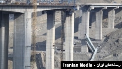 تصویری از پل عظیمیه یا بی-۱ کرج پس از حمله هوایی روز ۱۳ فروردین