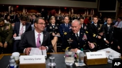 Savunma Bakanı Ashton Carter ve ABD Genelkurmay Başkanı Org. Martin Dempsey, Senato Silahlı Hizmetler Komisyonu'nda