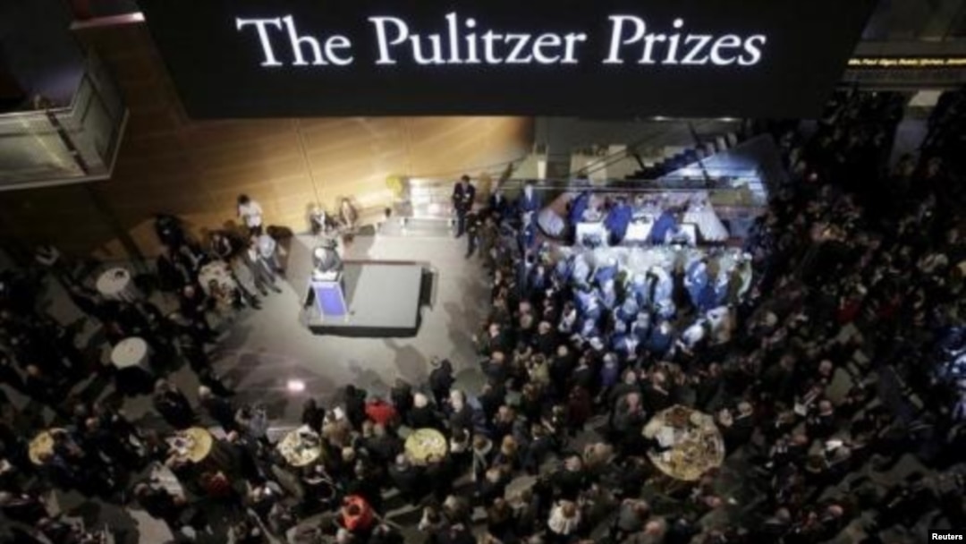 Para penerima Hadiah Pulitzer berkumpul dalam acara perayaan 100 tahun Hadiah Pulitzer di Washington DC, 28 Januari 2016. (Foto: dok)