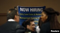 Desempleados participan en una feria de trabajo en Nueva York.