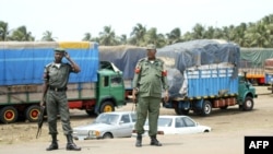 Des forces de sécurité à la frontière nigériane et béninoise, le 14 août 2003.