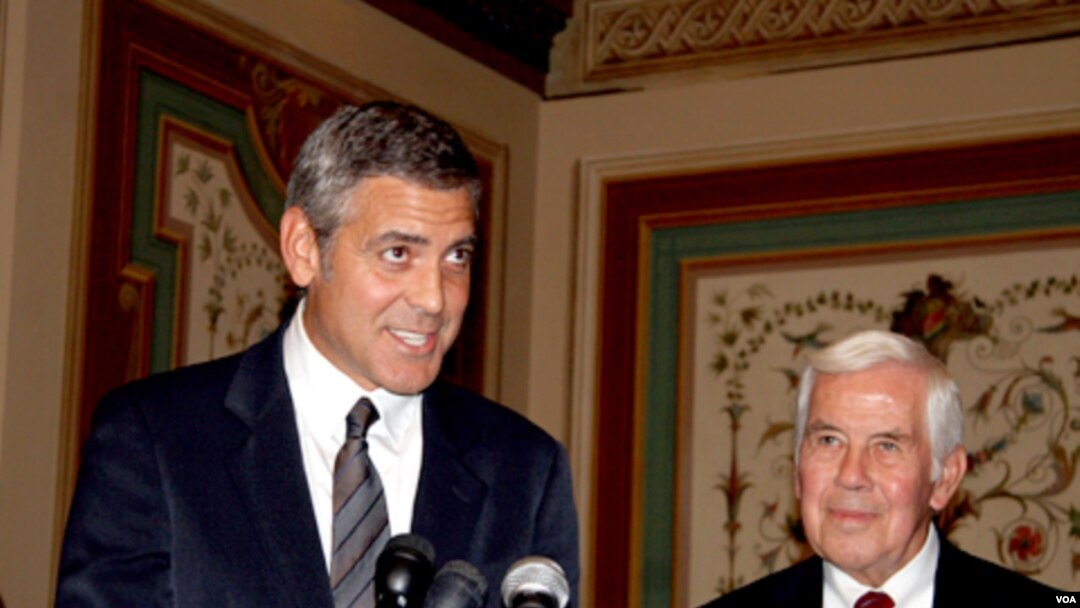 Aktor George Clooney (kiri) berbicara mengenai konflik di Sudan di Gedung DPR AS, Capitol Hill. (foto: dok).