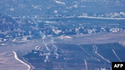 Esta imagen tomada desde el norte de Israel muestra columnas de humo durante el bombardeo israelí de la zona del río Wazzani, en el sur del Líbano, el 6 de agosto de 2024.