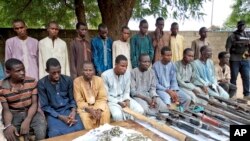 Un groupe d'hommes identifiés par la police nigériane comme des combattants extrémistes et des dirigeants de Boko Haram sont présentés aux médias, à Maiduguri, au Nigeria, le 18 juillet 2018.